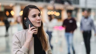 Die für KI zuständige Telekom-Mitarbeiterin Lena Drubel führt bei einer Testvorführung des KI-Assistenten ein Handytelefonat.